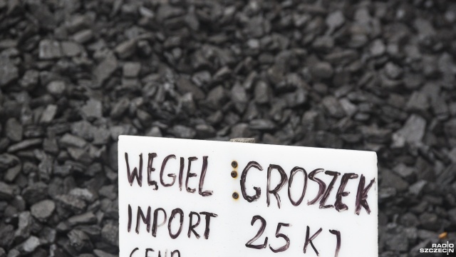 Musi mieć wysoką kaloryczność, odpowiedni atest, a przede wszystkim dobrze palić się w piecu - mówi Krzysztof Bielawski ze składu węgla w Goleniowie. Podpowiadamy, jak kupić dobry węgiel, aby nie być oszukanym.