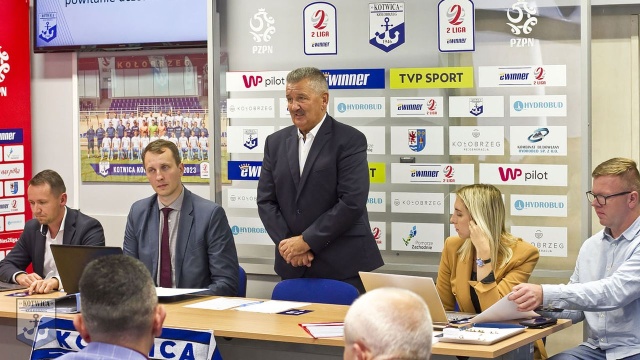 Adam Dzik pozostanie prezesem piłkarskiej Kotwicy Kołobrzeg. Kierowany przez niego klub jest rewelacją drugiej ligi.