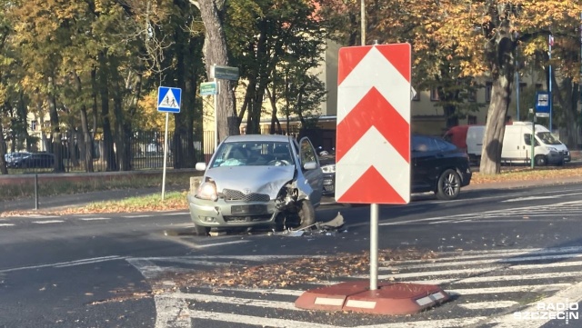 Uwaga na utrudnienia w Szczecinie. Dwa samochody zderzyły się na Wojska Polskiego na wysokości jednostki wojskowej.