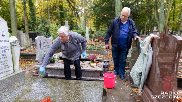 Zbliża się uroczystość Wszystkich Świętych. Na Cmentarzu Centralnym w Szczecinie pojawia się coraz więcej mieszkańców sprzątających groby najbliższych.