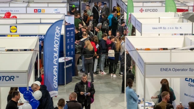 Oferują szkolenia, dodatkowe kursy oraz możliwość rozwoju - prawie stu pracodawców czeka na chętnych w hali Netto Arena.