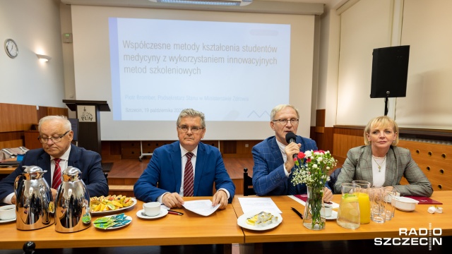 Pomorski Uniwersytet Medyczny w Szczecinie może być przykładem dla innych uczelni medycznych w Polsce - mówili posłowie podczas sejmowej komisji zdrowia. Wyjazdowe posiedzenie odbyło się na PUM-ie.