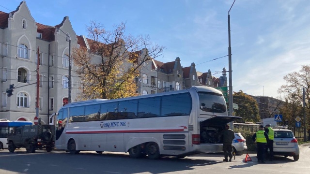 Uwaga pasażerowie szczecińskiej komunikacji miejskiej. Stoją tramwaje kursujące wzdłuż alei Piastów w Szczecinie.