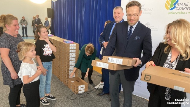 Ponad 90 komputerów otrzymały dzieci i wnuki pracowników byłych PGR-ów z gminy Stare Czarnowo. Pieniądze na ten cel pochodzą z rządowego programu pomocy dla terenów popegeerowskich.