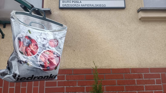 Reklamówki Biedronki zawisły na drzwiach polityków Platformy Obywatelskiej. Takie zdjęcia dostaliśmy na radiową skrzynkę mailową.