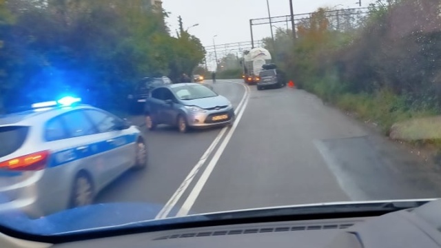 Kolizja na ulicy Nad Odrą w Szczecinie. Zderzyły się tam dwa samochody, na szczęście nikomu nic się nie stało.