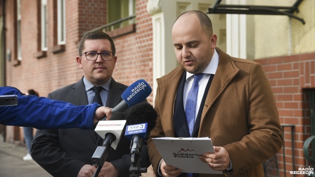 Chcemy wyjaśnień od posła Koalicji Obywatelskiej Grzegorza Napieralskiego w sprawie zeznań Marcina W. - mówił na konferencji prasowej Dariusz Matecki, radny Solidarnej Polski w szczecińskiej Radzie Miasta.