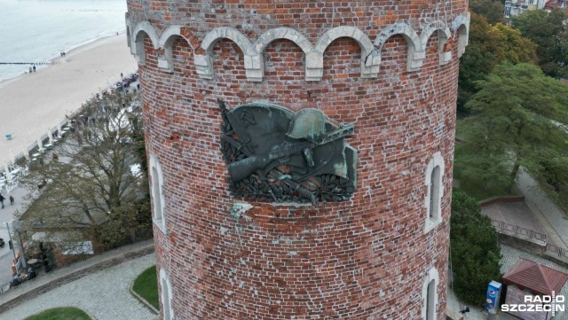 Tablica z radzieckimi symbolami sierpa i młota zniknie z kołobrzeskiej latarni morskiej. Miasto znalazło firmę, która podejmie się jej demontażu