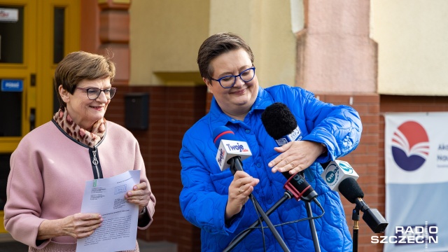 Politycy PO z kontrolą w szczecińskiej uczelni. Powodem wizyty Krystyny Szumilas i Katarzyny Lubnauer w Akademii Nauk Stosowanych są badania Młodzież 4.0, które mają zobrazować zachowania i problemy współczesnych uczniów. Posłanki tymczasem domagają się wglądu w dokumentację badań, twierdząc że pytania są zbyt osobiste. Rektor zamiast dokumentów - proponuje im kawę. Dlaczego
