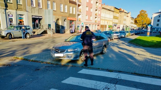 Stargardzka straż miejska łączy siły z policją, aby walczyć z nieprawidłowym parkowaniem w mieście.