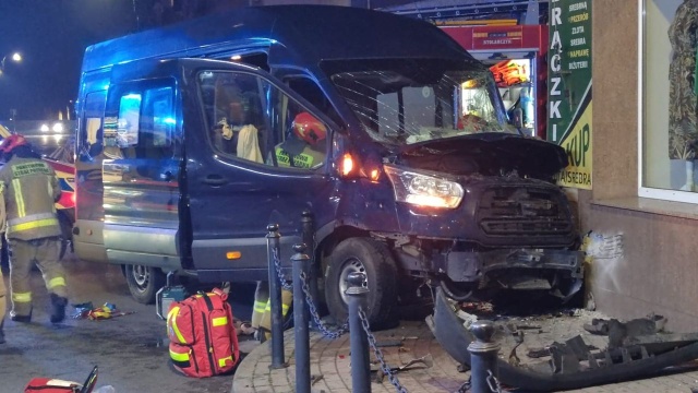 Wypadek w centrum Drawska Pomorskiego - kierowca uwięziony w środku pojazdu po tym, jak wjechał samochodem busem w budynek Centrum Handlowego Drawa.