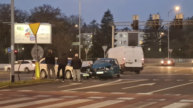 Uwaga kierowcy Kolizja na skrzyżowaniu ulic Chopina i Wszystkich Świętych w Szczecinie. Zderzyły się tam dwa samochody osobowe.