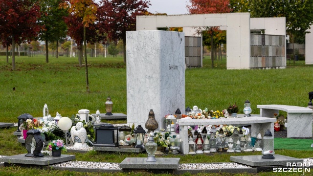 Setki zniczy zapłonęły przy Grobowcu Dzieci Utraconych na Cmentarzu Zachodnim przy ulicy Bronowickiej w Szczecinie. Jest miejscem pochówku dla dzieci, które zmarły przed narodzeniem.