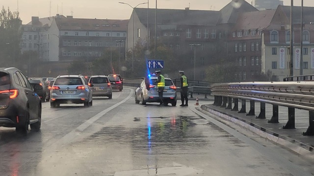 Kolizja na zjeździe z Trasy Zamkowej. Utrudnienia dla kierowców jadących w kierunku ul. Jana z Kolna.