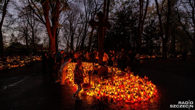 Szczecinianie zachwyceni Cmentarzem Centralnym nocą. Największa nekropolia w Polsce przyciąga tłumy spacerowiczów w dzień Wszystkich Świętych i nie tylko tych, którzy odwiedzają groby bliskich.