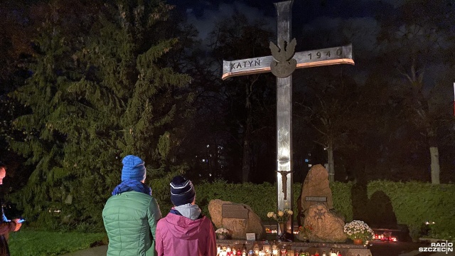 Rodziny katyńskie i mieszkańcy Szczecina zapalają znicze pod Krzyżem Katyńskim na Cmentarzu Centralnym.