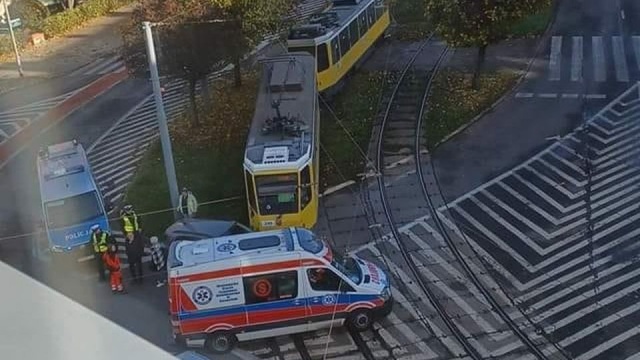 Zderzenie samochodu z tramwajem w Szczecinie. Kolizja miała miejsce na ul. Parkowej.