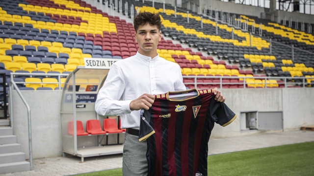 20-letni bramkarz Bartosz Klebaniuk przekazał swoją koszulkę z debiutanckiego występu w meczu z Rekordem Bielsko-Biała w Pucharze Polski Fundacji Anielskie Serce. Pomaga ona finansowo utalentowanym młodym sportowcom, aby mogli rozwijać swój talent i spełniać marzenia.