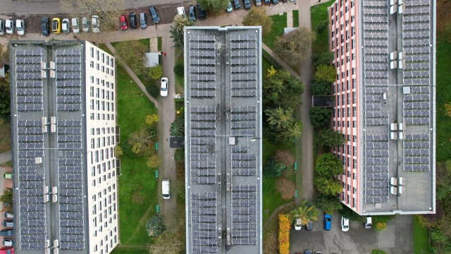 Jest ekologicznie, a do tego uczelnia oszczędza. Dzięki zainstalowaniu na budynkach akademików Pomorskiego Uniwersytetu Medycznego w Szczecinie paneli fotowoltaicznych, udało się zaoszczędzić ponad 100 tysięcy złotych.