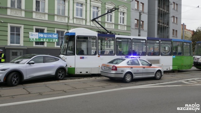 Zderzenie tramwaju i czterech samochodów osobowych w okolicach skrzyżowania ulic Dubois i Parkowej w Szczecinie.