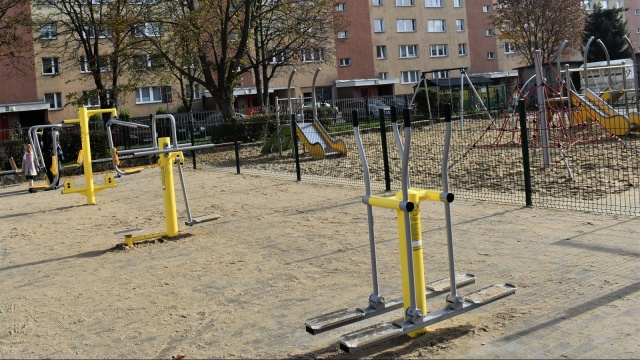 Nowe miejsce, w którym można zadbać o sprawność i sylwetkę pojawiło się w Stargardzie. To siłownia pod chmurką. Nowe urządzenia do ćwiczeń stanęły przy placu zabaw obok podstawówki numer 11.