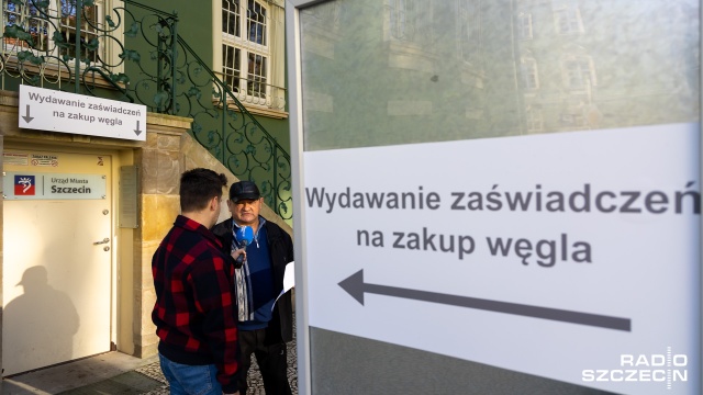 Urzędy w Szczecinie i Stargardzie obsłużyły pierwszych mieszkańców. Od wtorku mogą oni odebrać zaświadczenie niezbędne do zakupu węgla na preferencyjnych warunkach. Wnioski przyjmowane są w Urzędzie Miasta, urzędnicy od ręki wystawiają potrzebny dokument. W Szczecinie dużych kolejek dziś nie ma.