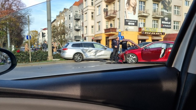 Uwaga kierowcy Kolizja z udziałem dwóch samochodów osobowych na placu Kościuszki w Szczecinie.