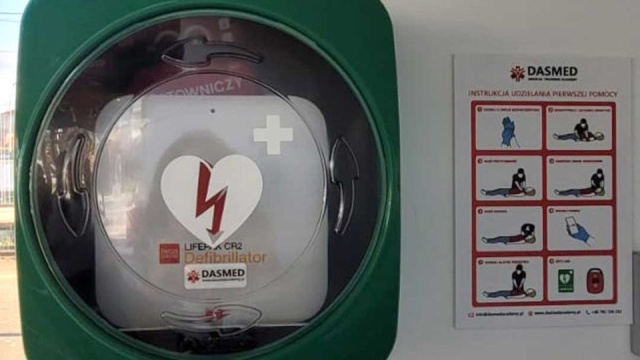 To już 25. defibrylator AED w Goleniowie. Został zainstalowany w nowym budynku dworca.