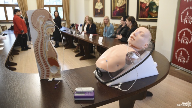 Cztery fantomy pomogą w nauce studentom z Pomorskiego Uniwersytetu Medycznego w Szczecinie. Przekazała je fundacja Nutricia.