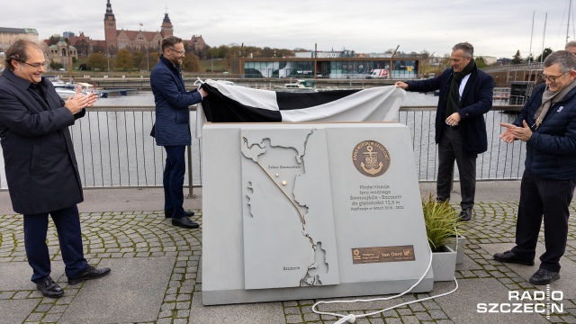 Symbol inwestycji kluczowej dla rozwoju portu na Łasztowni - wykonawcy pogłębienia toru wodnego Szczecin-Świnoujście ufundowali ławeczkę ustawioną na nabrzeżu Starówka.