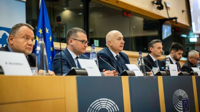 Pomoc Ukrainie - europoseł Prawa i Sprawiedliwości, Joachim Brudziński zorganizował w Parlamencie Europejskim specjalną konferencję. Udział w niej wzięli politycy ale też samorządowcy i prezydenci miast.
