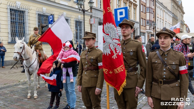 100-metrowa faga, kilka tysięcy osób i pieśni patriotyczne - Marsz Niepodległości przeszedł ulicami Szczecina. W tym roku odbywa się pod hasłem Na straży polskiej tożsamości.