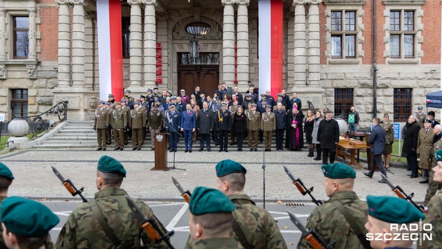 Wojewódzkie uroczystości 104. rocznicy odzyskania przez Polskę niepodległości trwają na Wałach Chrobrego w Szczecinie. Na maszt podniesiono Biało-Czerwoną, a następnie uczestnicy odśpiewali Mazurka Dąbrowskiego.