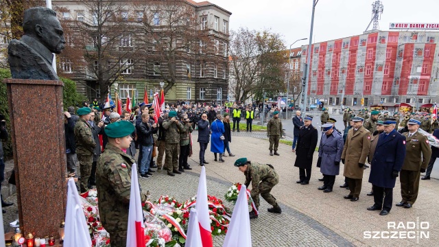 Przedstawiciele władz miasta, województwa, duchowni, radni, parlamentarzyści i mieszkańcy Szczecina uczcili 104. rocznicę odzyskania przez Polskę niepodległości.