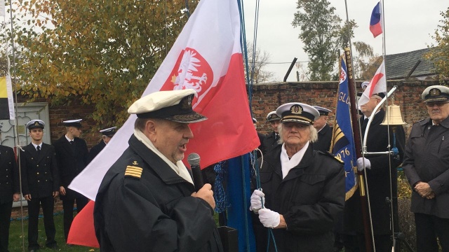 Niepodległość na Maszt - pod takim hasłem na Skwerze Kapitanów w Szczecinie świętowali ludzie morza - odbyło się uroczyste podniesienie bandery i odśpiewanie hymnu.