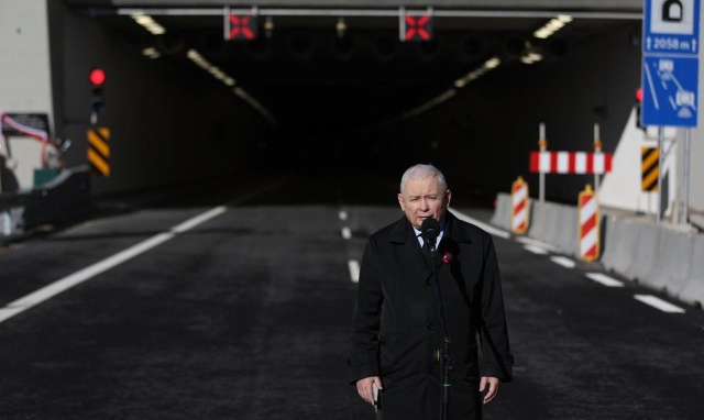 Prezes PiS Jarosław Kaczyński, który uczestniczy w otwarciu tunelu na Zakopiance, podziękował za decyzję o nadaniu tej inwestycji imienia Marii i Lecha Kaczyńskich.