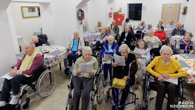 Przeżyli drugą wojnę światową - muzyka jest ich terapią. Z okazji Narodowego Święta Niepodległości seniorzy wspólnie zaśpiewali pieśni patriotyczne.