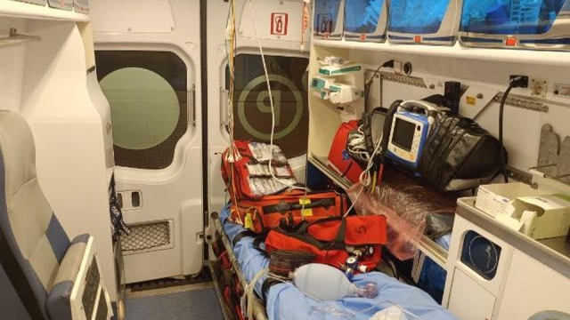 Błyskawiczna reakcja policjantów pozwoliła uratować życie pacjentce. Do zdarzenia doszło dziś w Szczecinie.