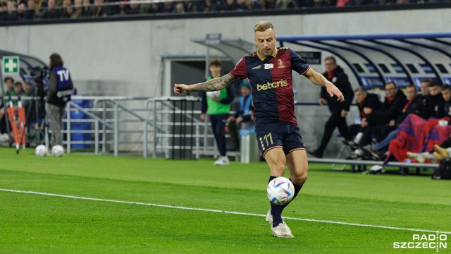 Sześciu piłkarzy Pogoni nie ma jeszcze urlopów po rundzie jesiennej ekstraklasy. Kamil Grosicki jest w składzie reprezentacji Polski na Mistrzostwa Świata w Katarze i przebywa obecnie na zgrupowaniu kadry w Warszawie.