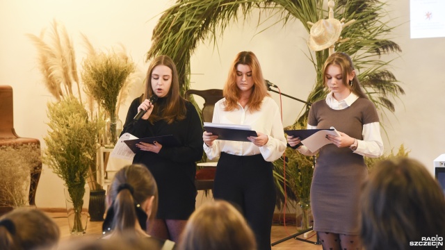 Różne fragmenty twórczości Adama Mickiewicza przedstawiali dziś w Książnicy Pomorskiej uczniowie z zachodniopomorskich szkół.