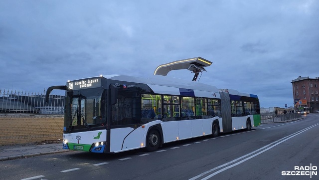 Ładowarki szczecińskich miejskich autobusów nareszcie uruchomione. Urządzenia zainstalowano niemal rok temu, od tego czasu stały praktycznie nieużywane.