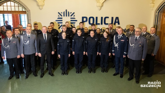 Ślubowanie 18. nowych policjantów odbyło się w siedzibie Komendy Wojewódzkiej Policji w Szczecinie. To dziewięć kobiet i tyle samo mężczyzn.
