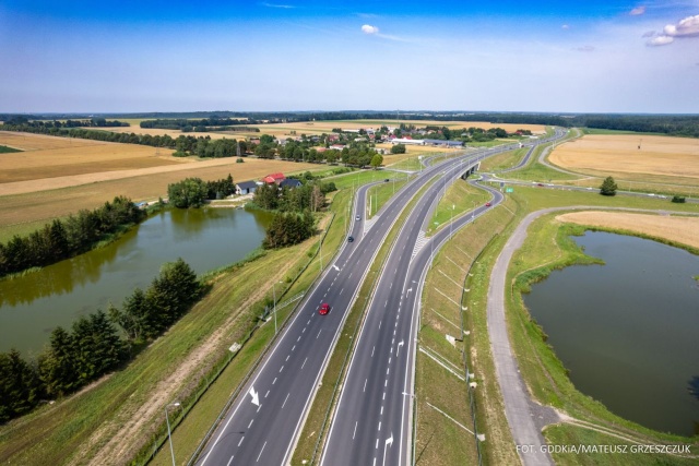 Jest umowa na realizację drogi S6 na odcinku Sławno - Słupsk. Nowa trasa o długości blisko 23 km będzie dwujezdniową drogą ekspresową o dwóch pasach ruchu w każdym kierunku.