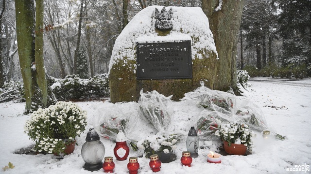 Zaduszki ku pamięci tych, którzy walczyli o niepodległość. Tak w sobotę było na Cmentarzu Centralnym w Szczecinie. IPN, Archiwum Państwowe, Światowy Związek Żołnierzy Armii Krajowej i ks. Waldemar Szczurowski zorganizowali zaduszki pod hasłem Wspomnij bohatera.