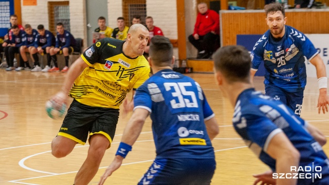 Piłkarze ręczni Sandry SPA Pogoni odnieśli pierwsze zwycięstwo w tym sezonie rozgrywek o mistrzostwo Polski. Szczecinianie po dziesięciu porażkach pokonali Gwardię Opole 35:29 w Superlidze.