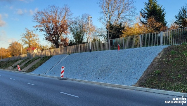 Była rozchodnikowa, będzie w części żwirowa. 95 tysięcy zł - tyle ma kosztować naprawa maty rozchodnikowej na skarpie na ulicy Szafera w Szczecinie.