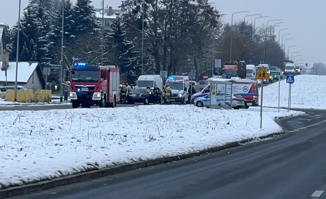 Utrudnienia dla kierowców. Na skrzyżowaniu ulic 26 Kwietnia z Zielonogórską w Szczecinie doszło do kolizji.