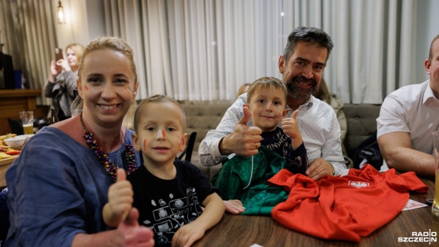 Polsko-meksykańska rodzina oglądała wtorkowy mecz w strefie kibica. Przed ekranami w szczecińskim hotelu Vulcan - wraz z żoną i dwójką synów - zasiadł mieszkający od 27 lat w Polsce Alberto Lozano, Meksykanin oraz wykładowca Uniwersytetu Szczecińskiego.