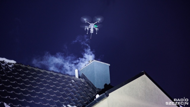 Doprowadzi strażników miejskich do osób palących śmieciami w piecu - to dron antysmogowy, który patroluje szczecińskie osiedla. Kontrole dronem rozpoczęły się wraz z początkiem sezonu grzewczego.