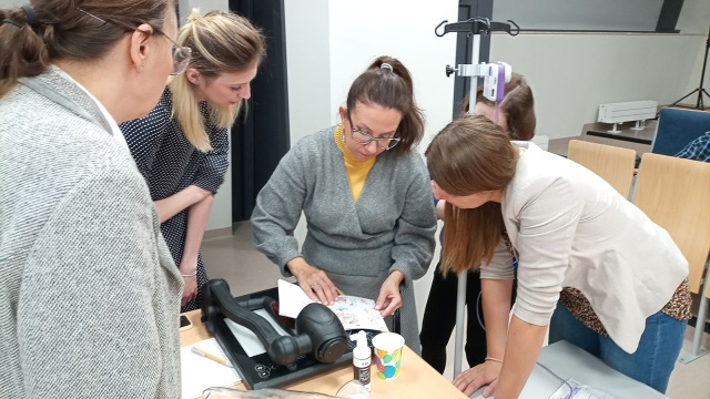 Jak czuje się osoba starsza i jak reaguje jej ciało - mogą o tym przekonać studenci Pomorskiego Uniwersytetu Medycznego w Szczecinie. Do uczelni trafiły dwa symulatory odczuć starczych.